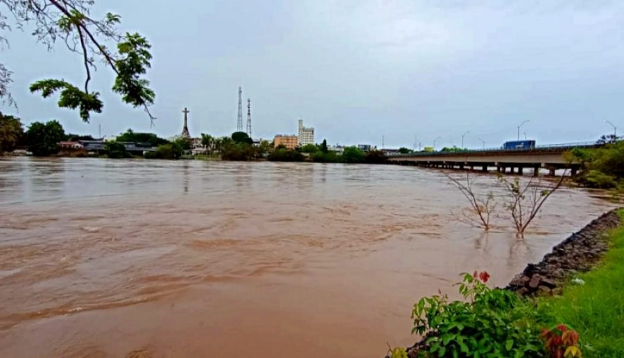 Chuvas contínua desta sexta-feira transborda Rio Machado alagando ruas e residências, em Ji-Paraná