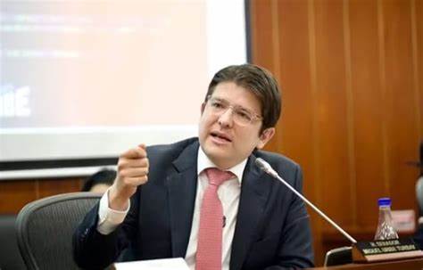 Internacional Pré-candidato à Presidência da Colômbia é baleado em palanque; vídeo… - Veja mais em https://noticias.uol.com.br/internacional/ultimas-noticias/2025/06/07/pre-candidato-a-presidencia-da-colombia-e-baleado-em-evento-de-campanha.htm?cmpid=copiaecola