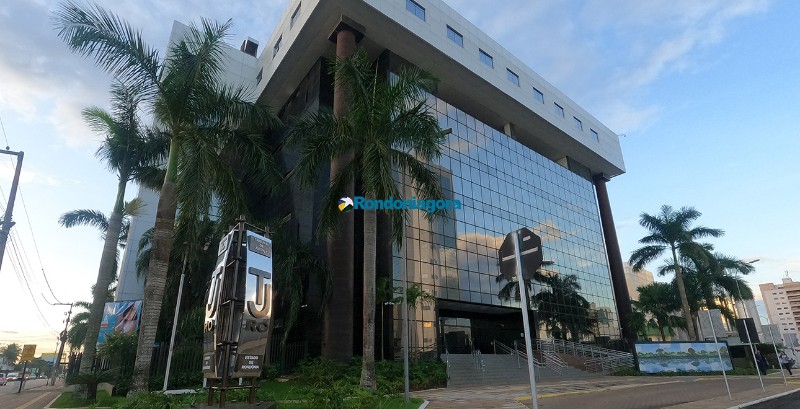 Médico que acumulou cargo é condenado a devolver mais de R$ 400 mil a três municípios